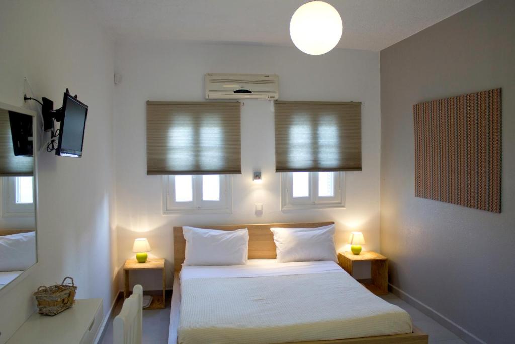 Postel nebo postele na pokoji v ubytování Almira Suites - Seafront - Naousa Paros