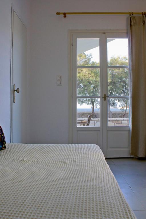 Postel nebo postele na pokoji v ubytování Almira Suites - Seafront - Naousa Paros