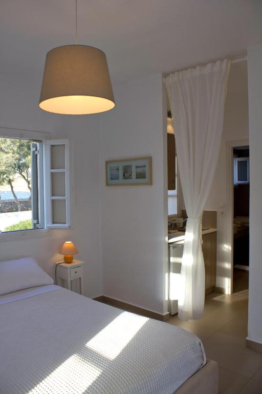 Postel nebo postele na pokoji v ubytování Almira Suites - Seafront - Naousa Paros