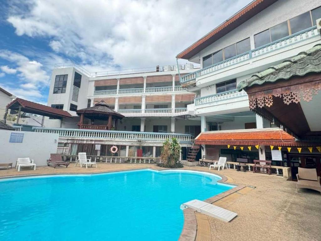 una gran piscina frente a un edificio en Hotel O Top North Guesthouse, en Chiang Mai