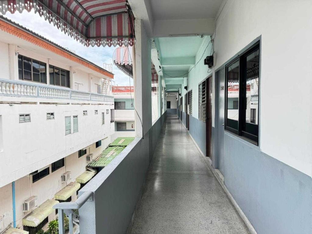 Hotel O Top North Guesthouse - Resim 11