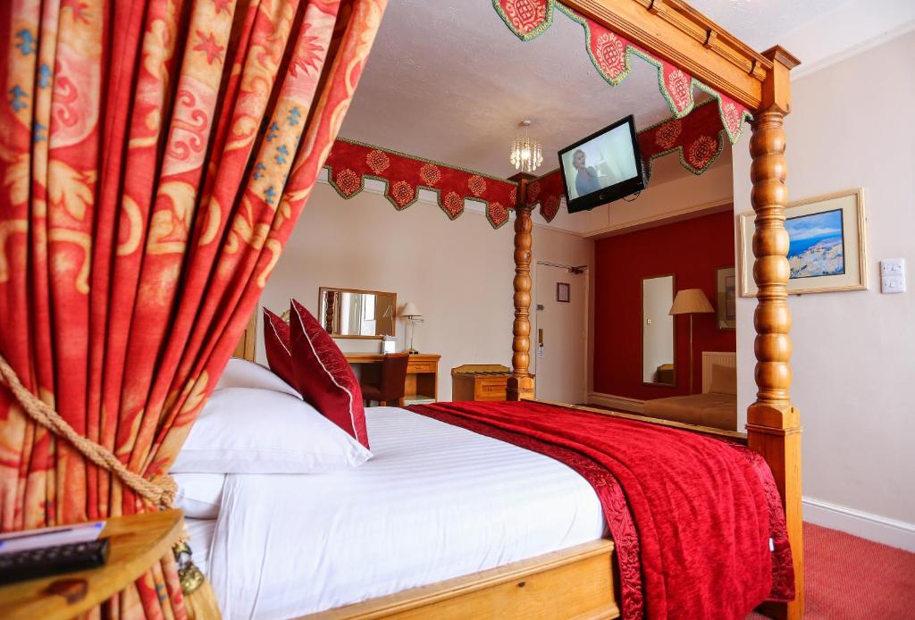 Royal Exeter Hotel - Double Room With Four Poster Bed