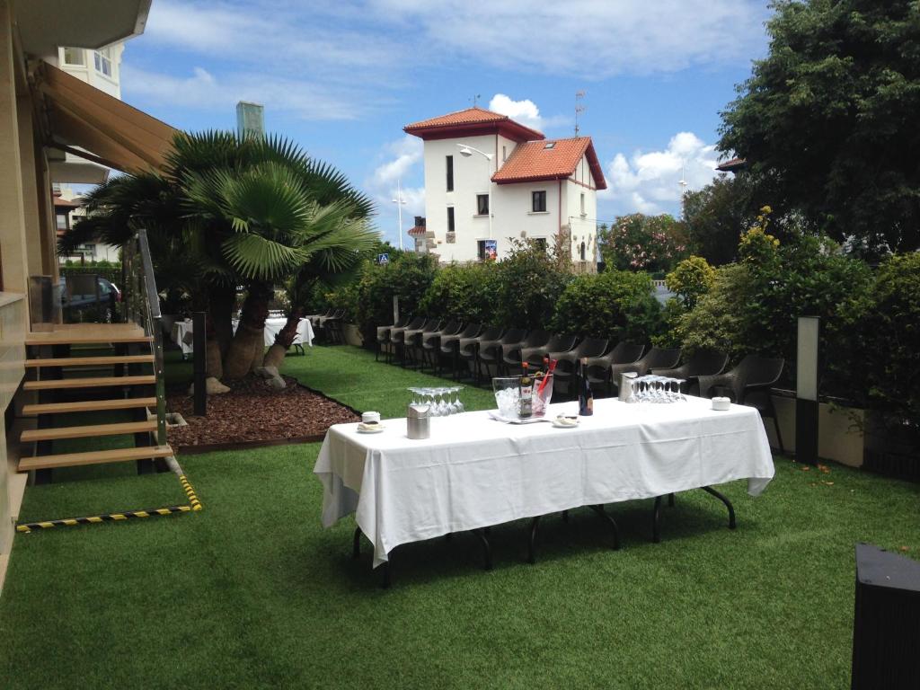 Jardín al aire libre en Las Rocas Playa Hotel