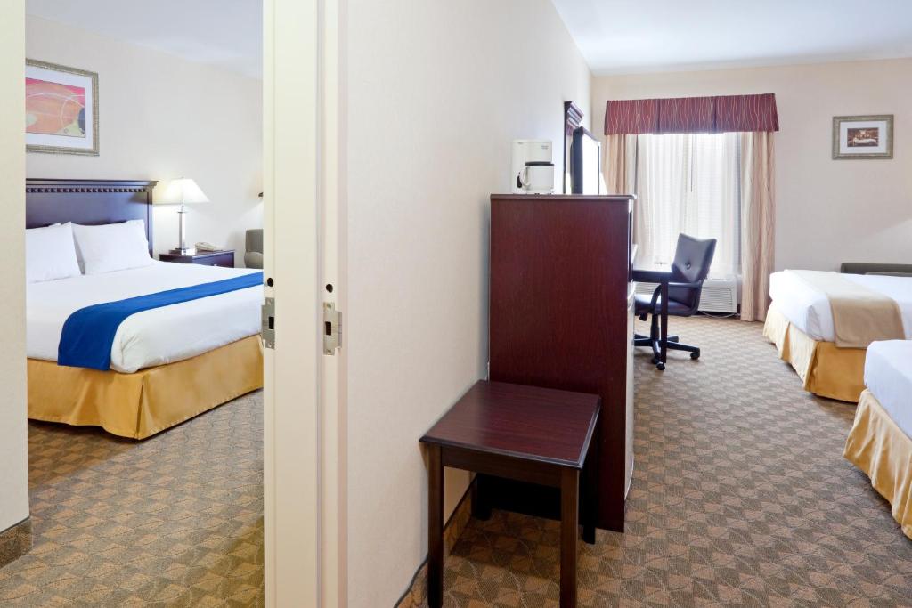 Postel nebo postele na pokoji v ubytování Holiday Inn Express & Suites Carneys Point - Pennsville by IHG