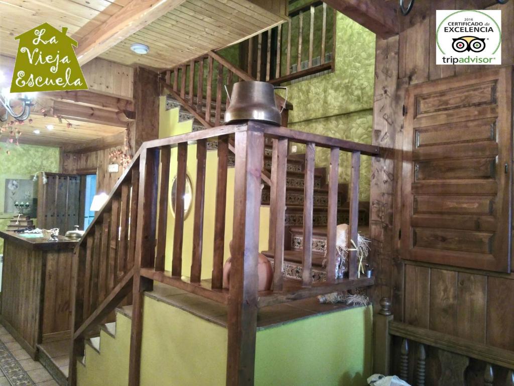 Posada la Vieja Escuela في San Roque de Ríomiera: غرفة مع درج خشبي في منزل