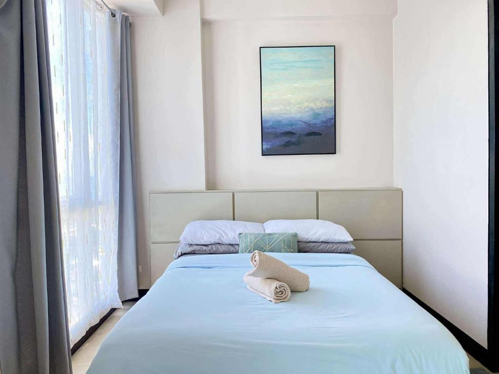 Un dormitorio con una cama con una toalla encima. en Studio with balcony in 8 Newtown Blvd, en Punta Engaño