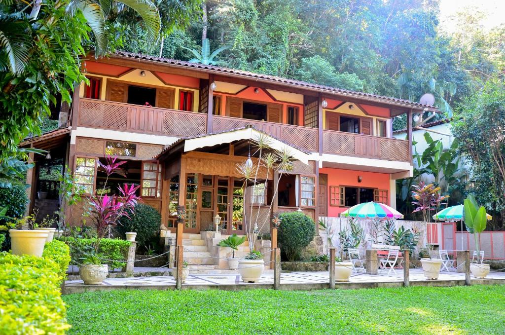 uma casa com um jardim em frente em Pousada Dom Angelo em Paraty