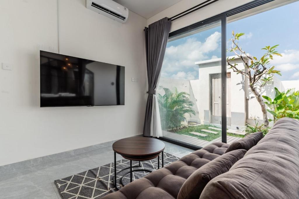 TV a/nebo společenská místnost v ubytování Quiet Escape with Lush Rice Field Views