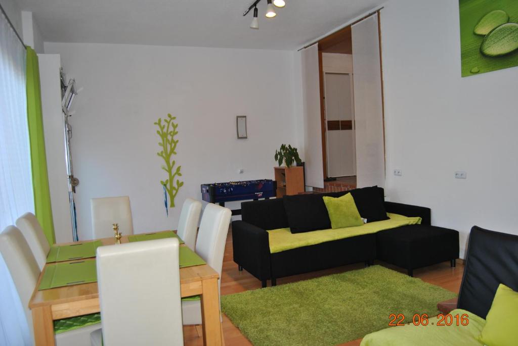 - un salon avec un canapé et une table dans l'établissement FeWo Grunig, à Lahr/Schwarzwald