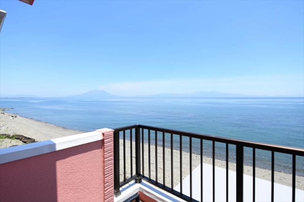 une vue sur l'océan depuis un balcon dans l'établissement Free Sauna and Jacuzzi Sesekushi Umi terrace BU1, à Kagoshima
