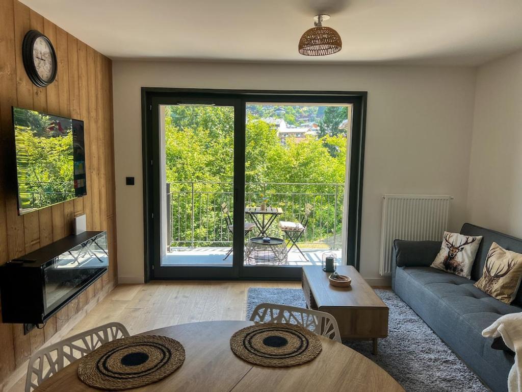 una sala de estar con un sofá y una mesa en Luxurious flat at St Gervais, en Saint-Gervais-les-Bains