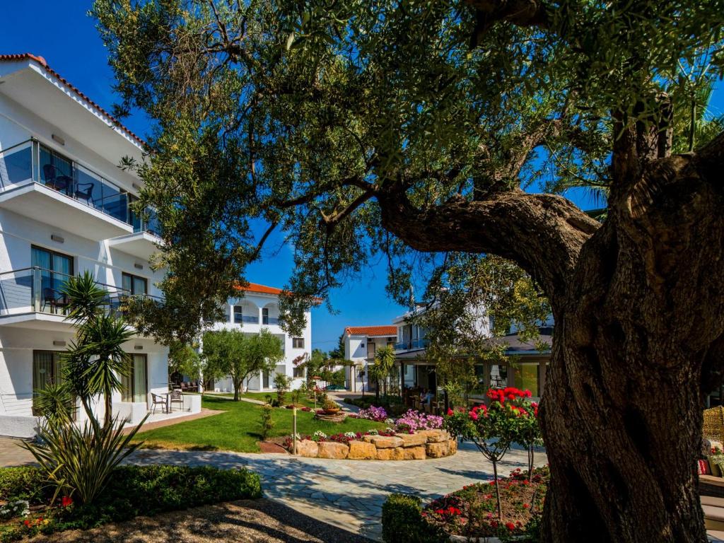 A garden outside Flegra Palace