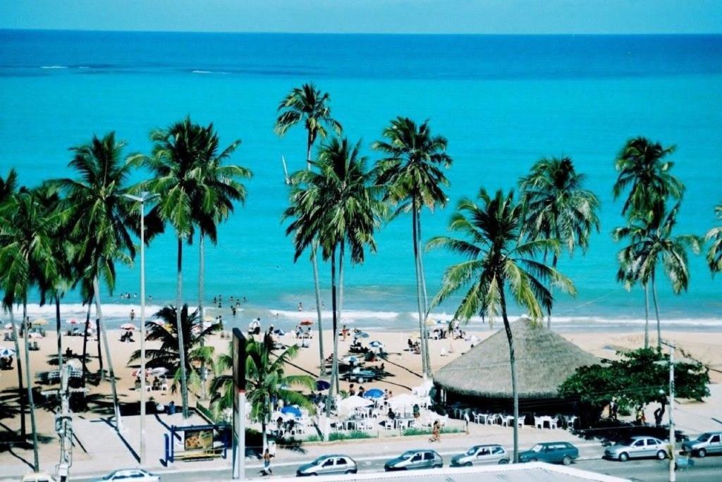 - une vue sur une plage avec des palmiers et des voitures dans l'établissement Apartamento Praia Jatiúca, à Maceió