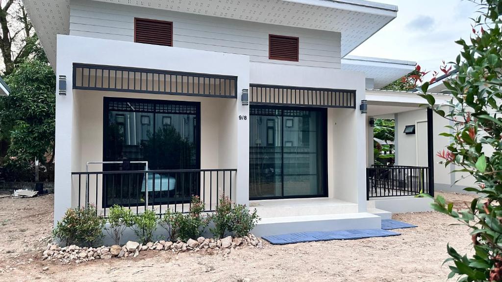 Casa con 2 puertas y balcón en Cha-emHouse1 Baantai, en Thong Sala