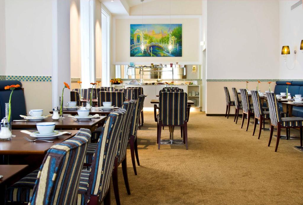 Reštaurácia alebo iné gastronomické zariadenie v ubytovaní HiLight Suites Hotel