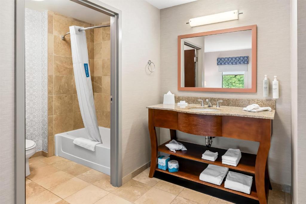 Hampton Inn & Suites Grove City photo