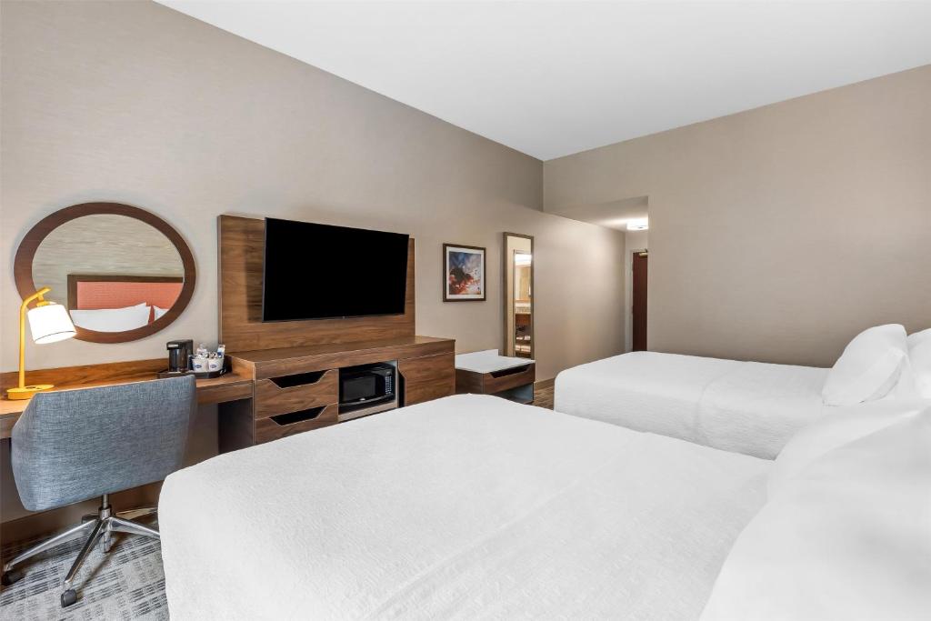 Hampton Inn & Suites Grove City - Room With Two Queen Beds - Non-Smoking