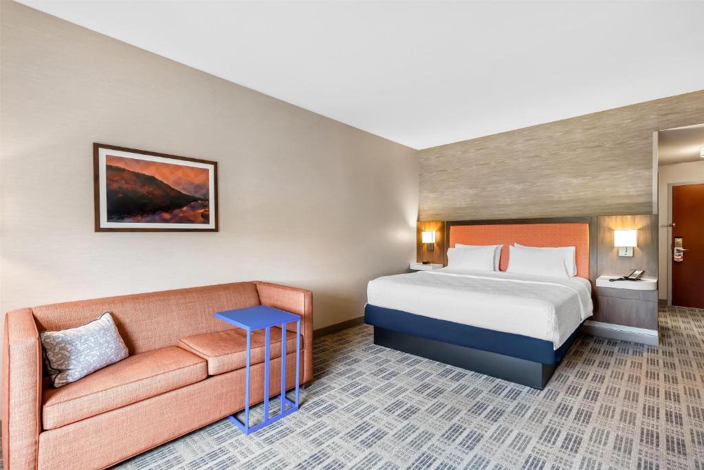 Hampton Inn & Suites Grove City - King Room With Sofa Bed