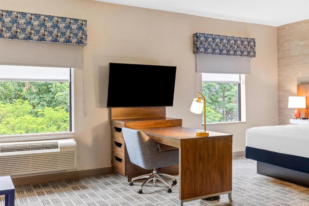 Hampton Inn & Suites Grove City - King Studio Suite With Sofa Bed - Non-Smoking