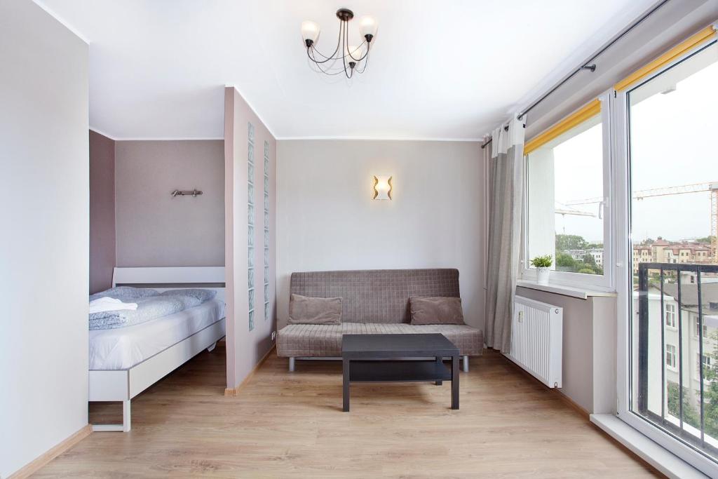 een kleine slaapkamer met een bed en een raam bij Karlik moj-sopot pl in Sopot