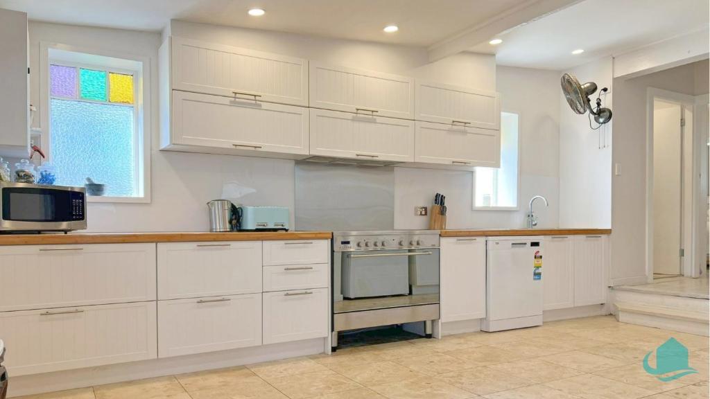 Una cocina o cocineta en Beach Shack - across from beach