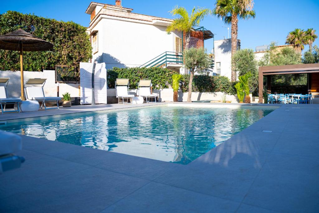 Bazén v ubytování DimorAmare LUXURY BeB POOL AND BEACH nebo v jeho okolí