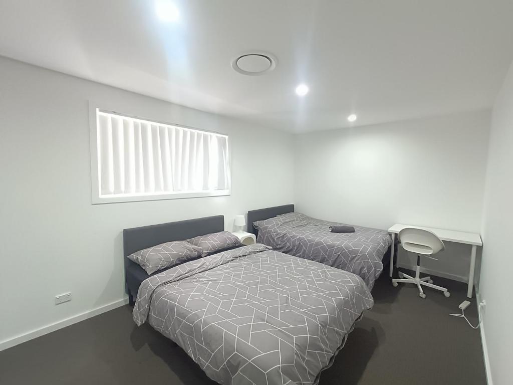 Ένα ή περισσότερα κρεβάτια σε δωμάτιο στο Peaceful Retreat in Modern and Spacious House - OR9