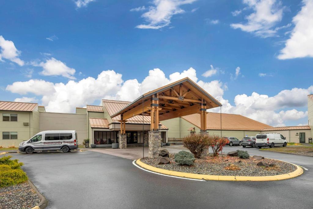 un edificio con toldo frente a un aparcamiento en Columbia River Hotel and Conference Center, an Ascend Collection Hotel, en The Dalles