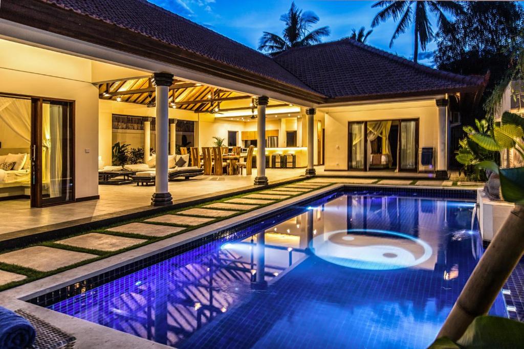 an image of a swimming pool in a villa at Villa Lotus in Nusa Lembongan