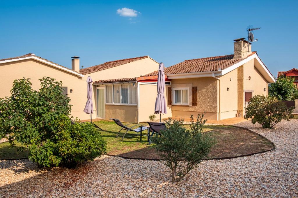 Το κτήριο όπου στεγάζεται  the country house