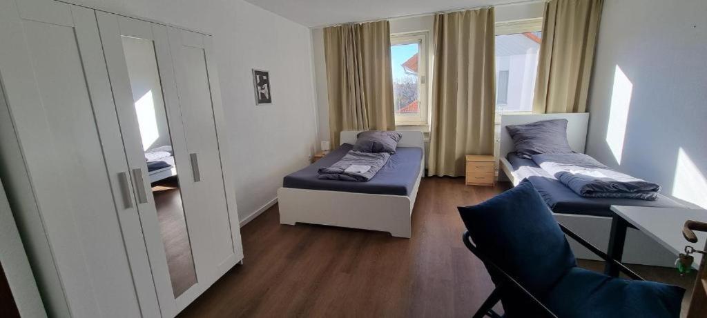 ダルムシュタットにあるBook your Room in Darmstadt Cityのベッド2台と鏡のある小さな部屋