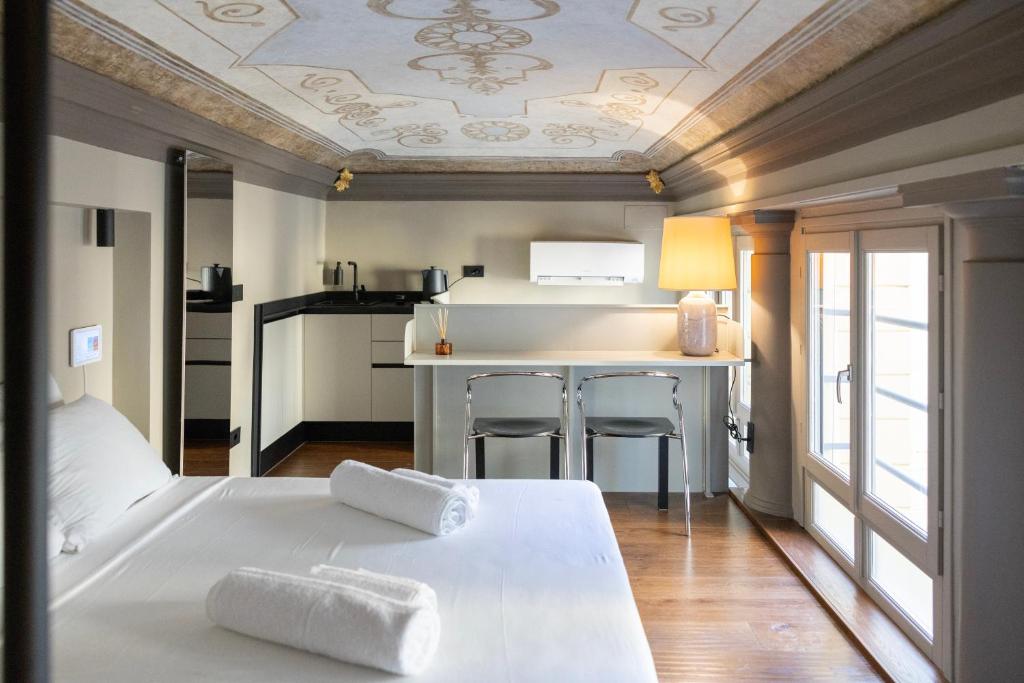 ein Schlafzimmer mit einem Bett mit zwei Handtüchern darauf in der Unterkunft The Gateway Suite, Porta Nuova Station, Turin in Turin