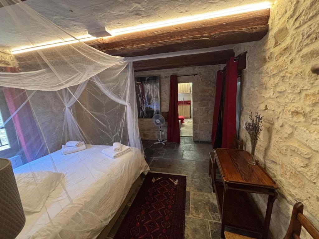 Ένα ή περισσότερα κρεβάτια σε δωμάτιο στο Mas du Bouc