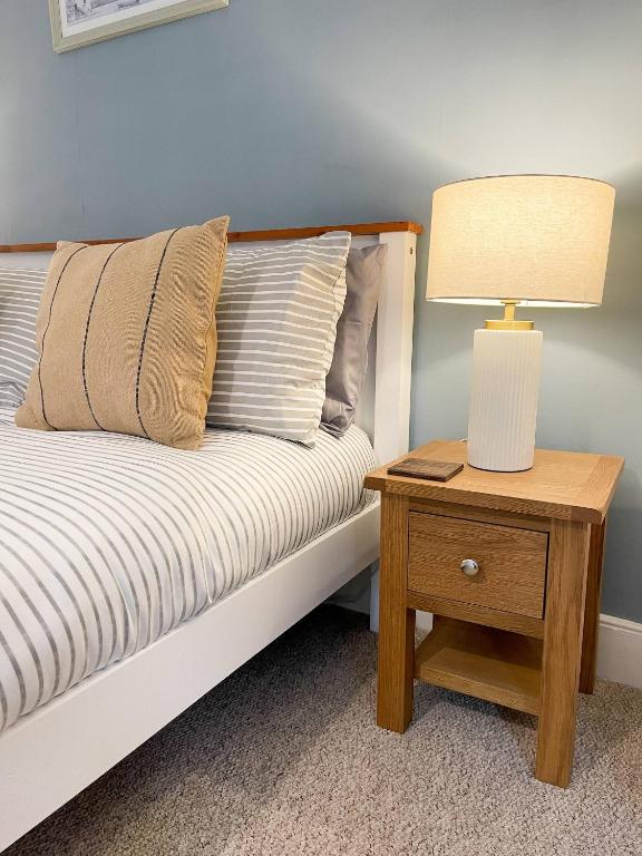 Postel nebo postele na pokoji v ubytování The Retreat, Cosy 1 Bed Cottage, Town Centre Location