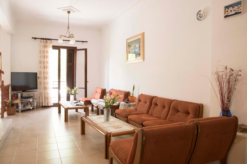 salon z kanapą i stołem w obiekcie Hotel Aris w mieście Methoni