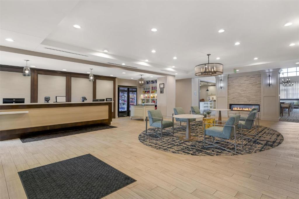 Un vestíbulo con una zona de espera con sillas y una mesa. en Homewood Suites By Hilton Schenectady, en Schenectady
