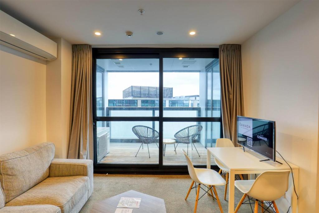 Ramada Suites By Wyndham Victoria Street West - Resim 32