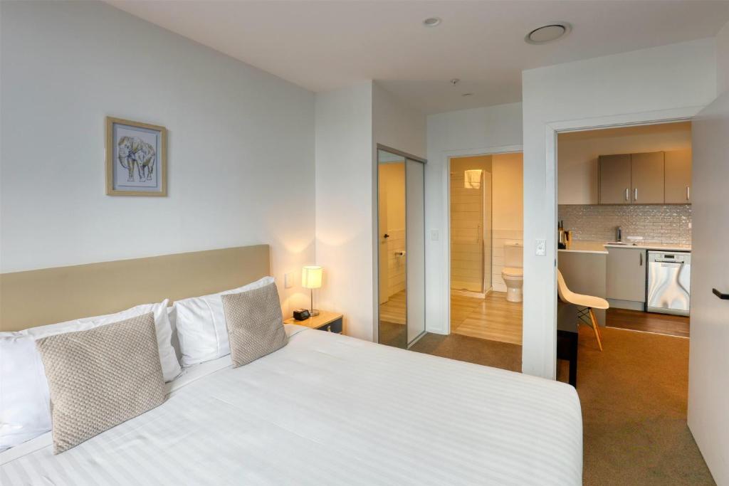 Ramada Suites By Wyndham Victoria Street West - Resim 38