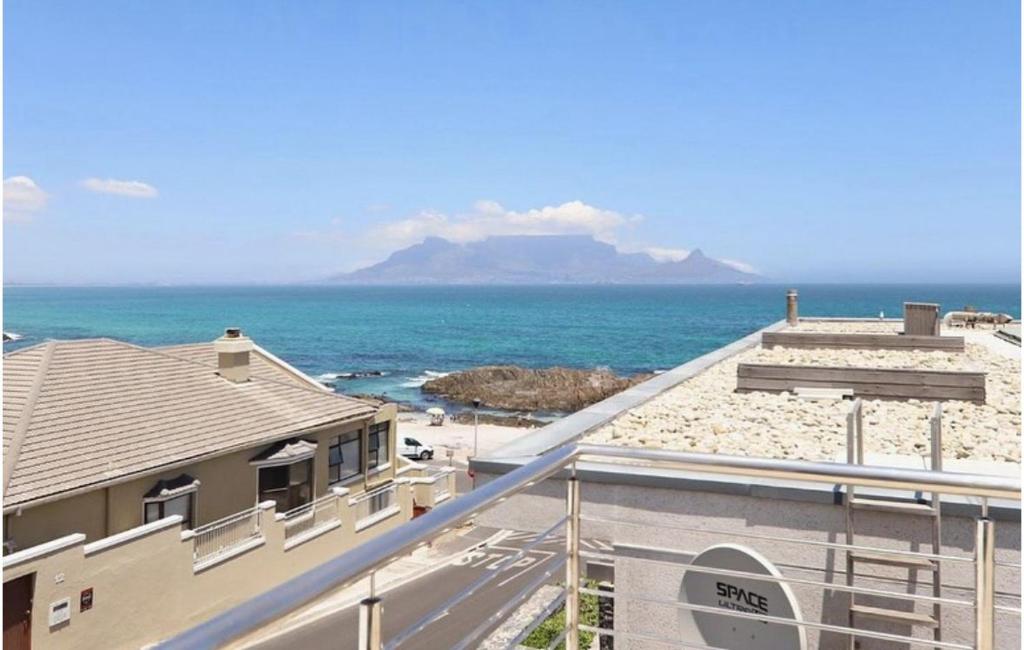 Cape TownにあるThe Lighthouse - Beachfrontの建物のバルコニーから海の景色を望めます。