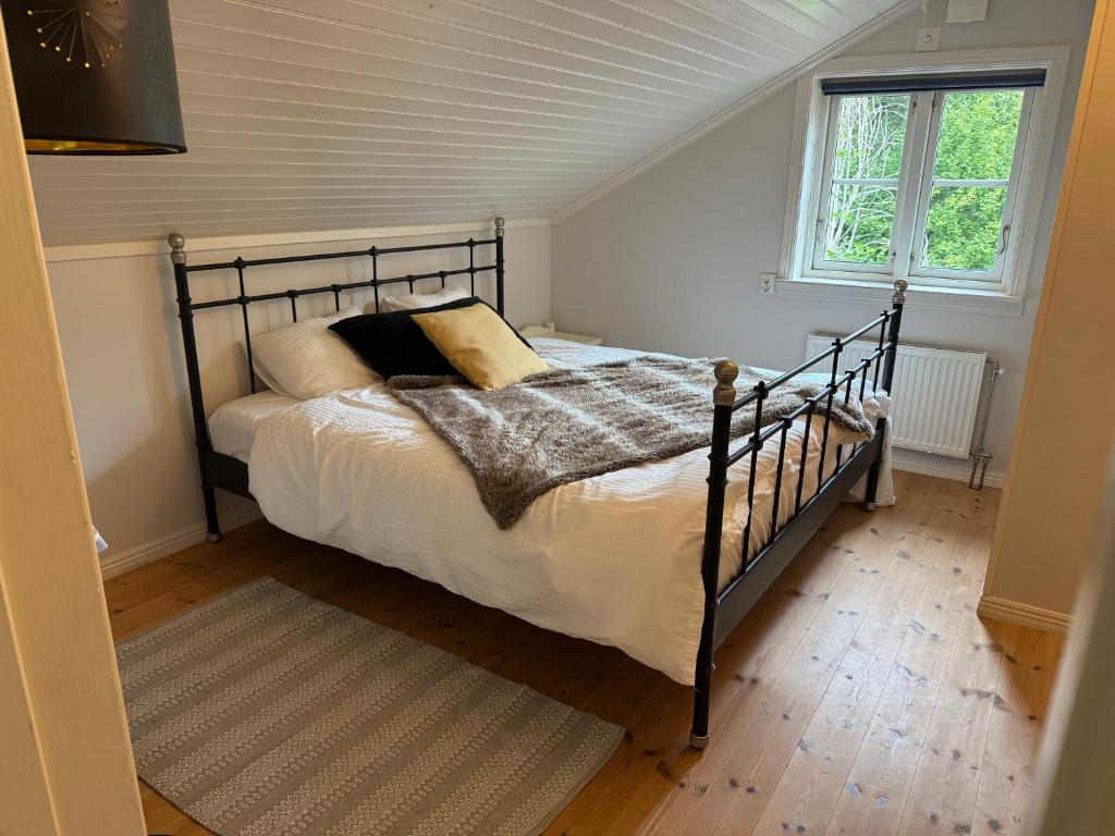 En eller flere senge i et værelse på Vallevägen Country Retreat - Private Pond, Fireplace & Nature