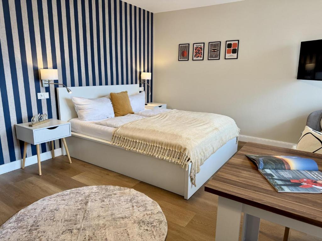 una camera da letto con un letto, un tavolo e un divano di Salzwasser a List