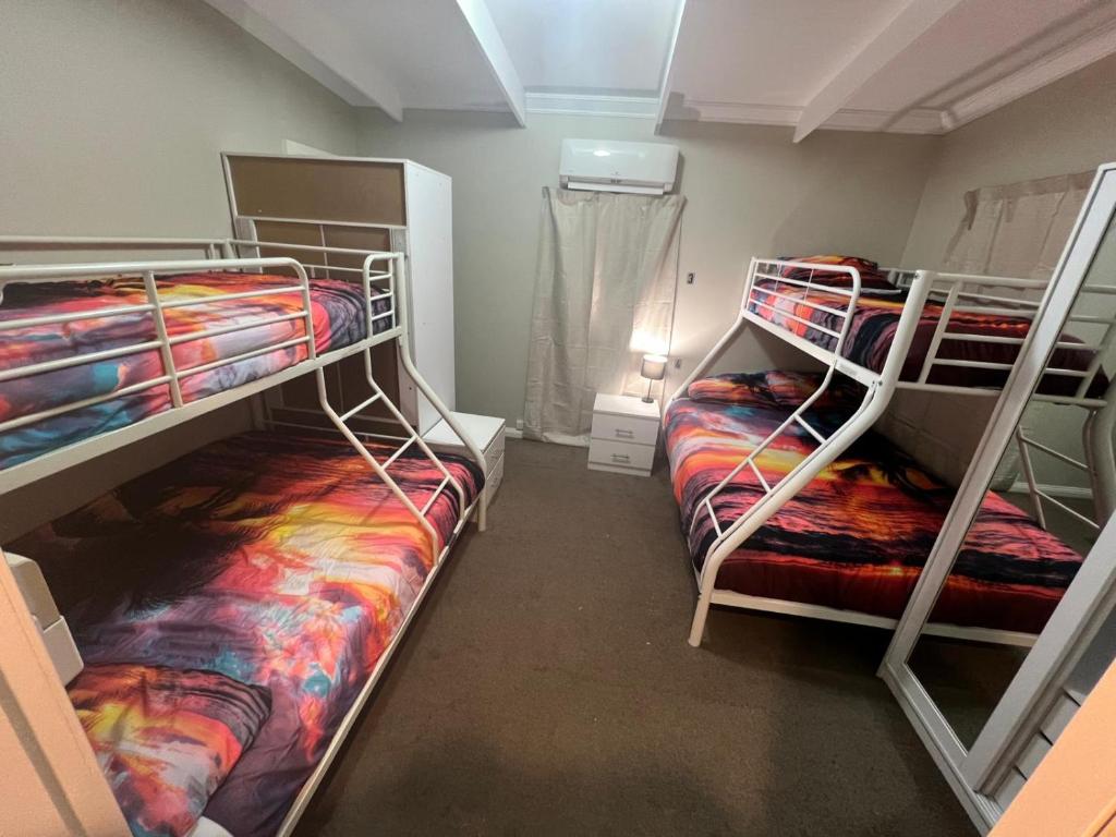 Giường trong phòng chung tại Happy Haven Lodge II Private Double Room for Couple, Cozy Shared Apartment for Female only
