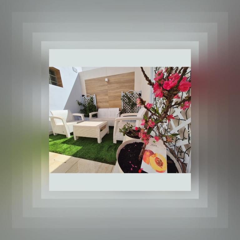 a living room with a vase with flowers in it at Cozy Chalet - playa a 200m in Chiclana de la Frontera