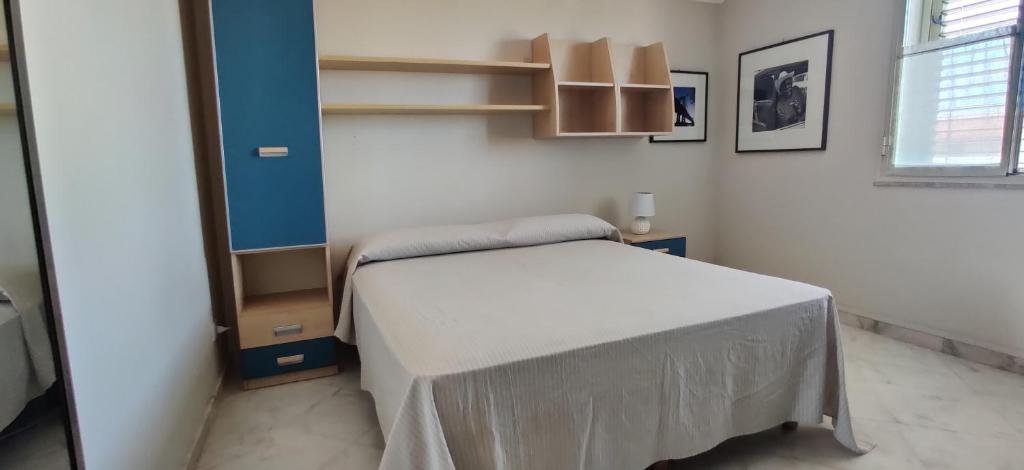 a small room with a bed in a room at Le Pomelie in Augusta