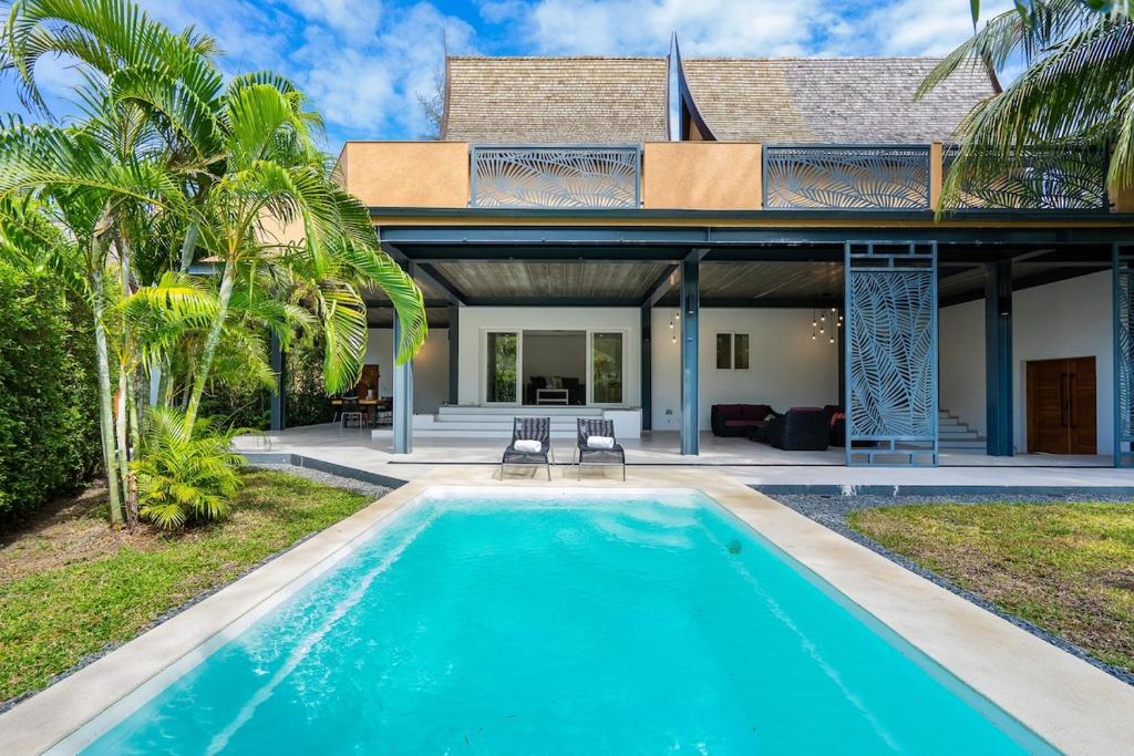 eine Villa mit einem Swimmingpool vor einem Haus in der Unterkunft Sunova Pool Villa - Koh Chang in Ko Chang