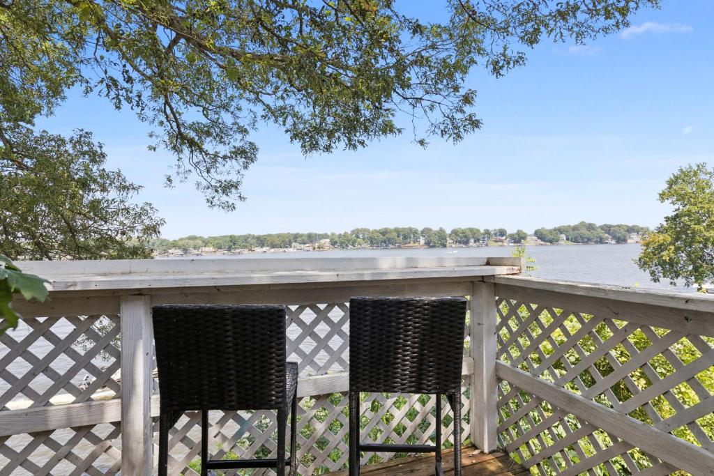 Balkón nebo terasa v ubytování Dave's Last Resort Lakeside-Cozy Cabin 6 Hotel Room