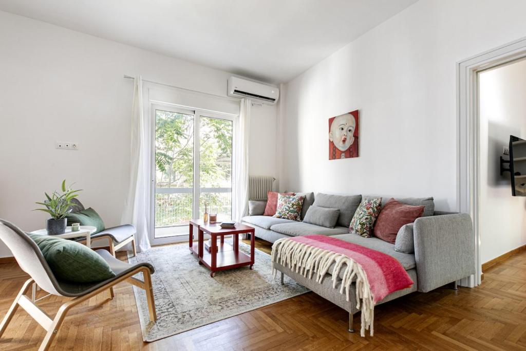 Artsi - Vibrant 3-BR Apartment & Balcony in Athens