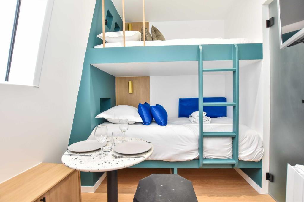 パリにあるCosy Studio - 2P - Strasbourg Saint-Denisの二段ベッド1組(テーブル付)が備わる客室です。