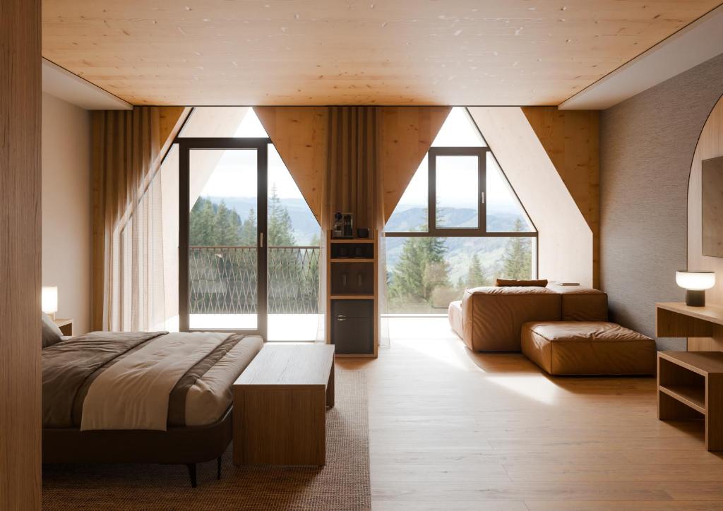 una camera da letto con due letti e una grande finestra di Berghotel a Racines