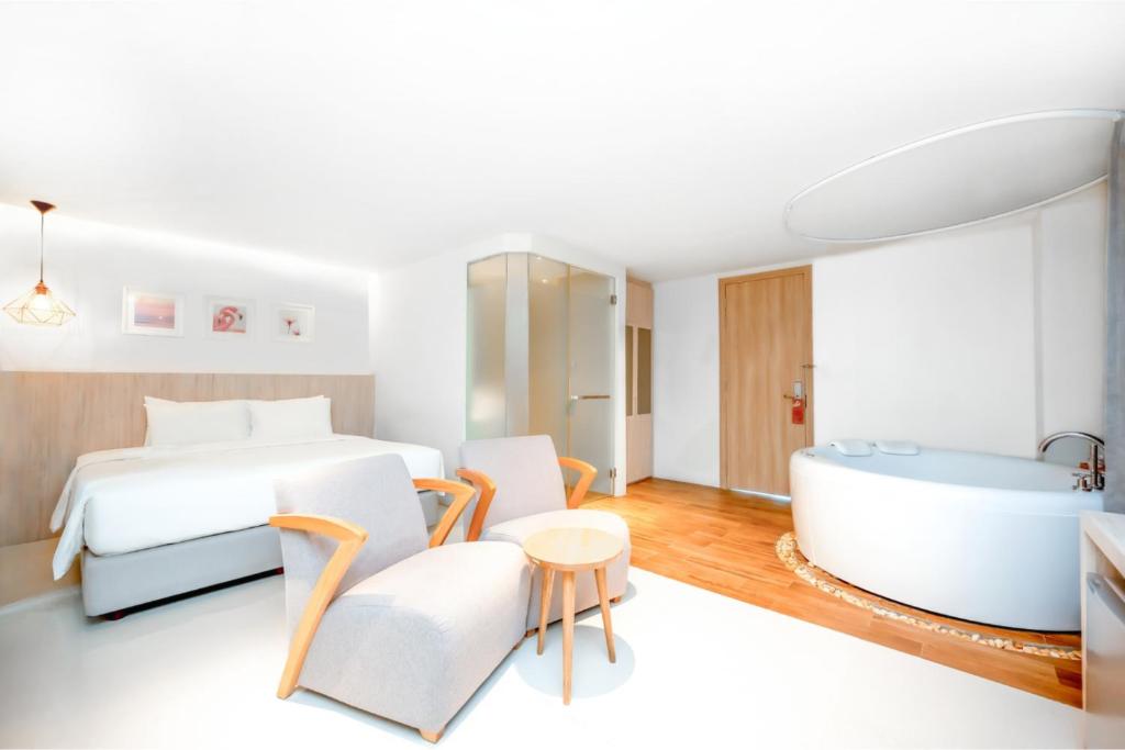 
Grand Deluxe Jacuzzi
